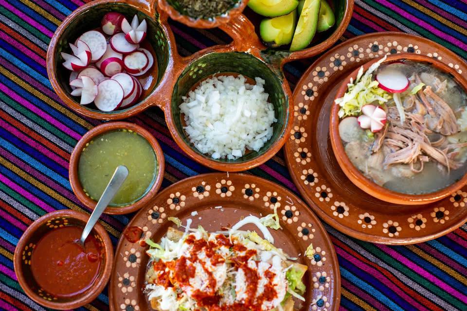 Mesa de antojitos mexicanos